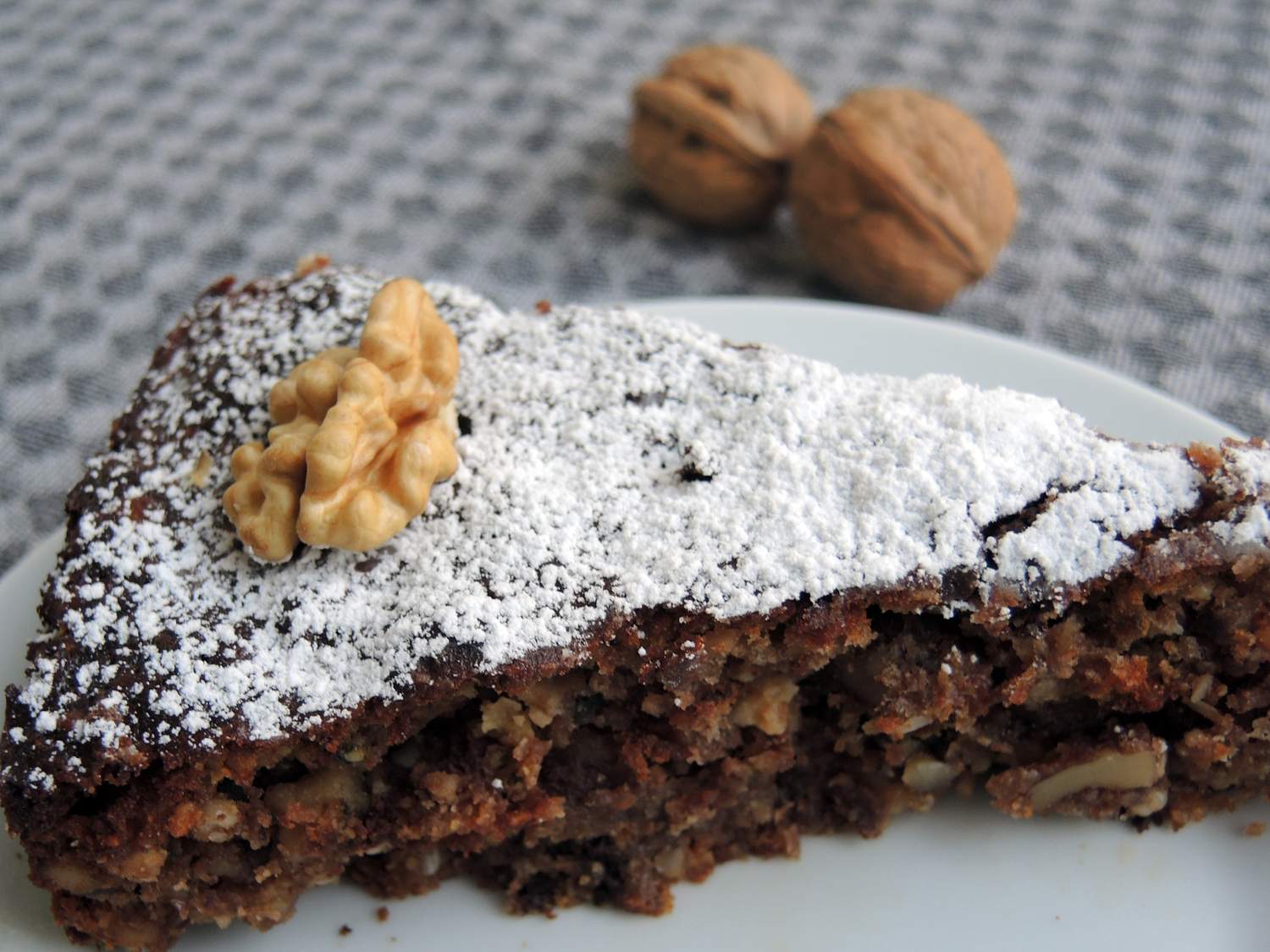Glutenfreier Walnuss-Schoko-Kuchen mit Hanfsamen + Marzipan Bild