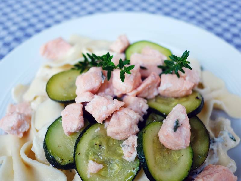 Lachs Zucchini Pasta mit Zitrone und Thymian