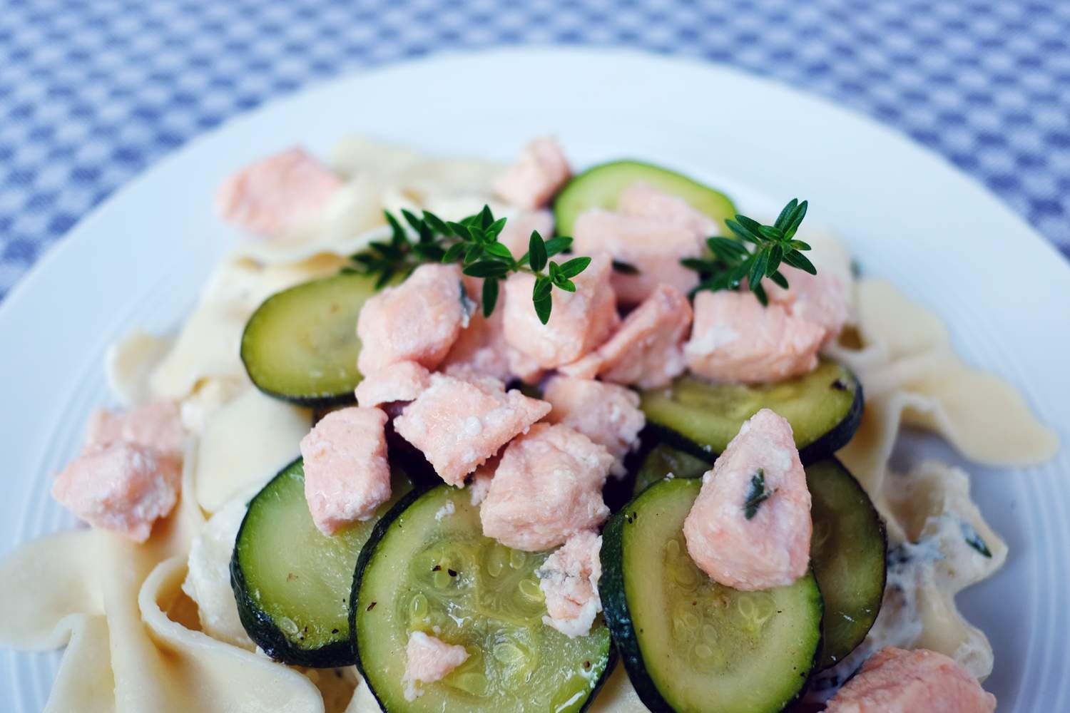 Lachs Zucchini Pasta mit Zitrone und Thymian Bild