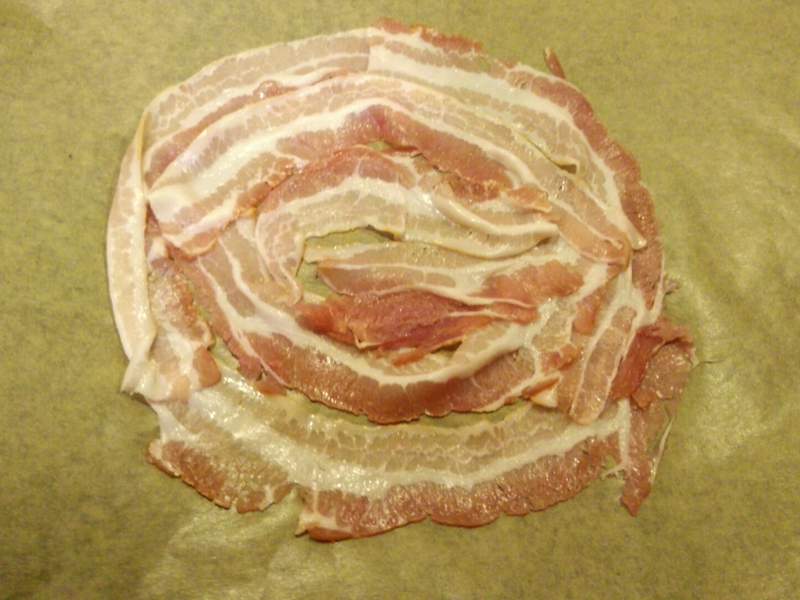 Pizza oder Minibaguette mit Speck, Ei, Quark, Schmand und Käse