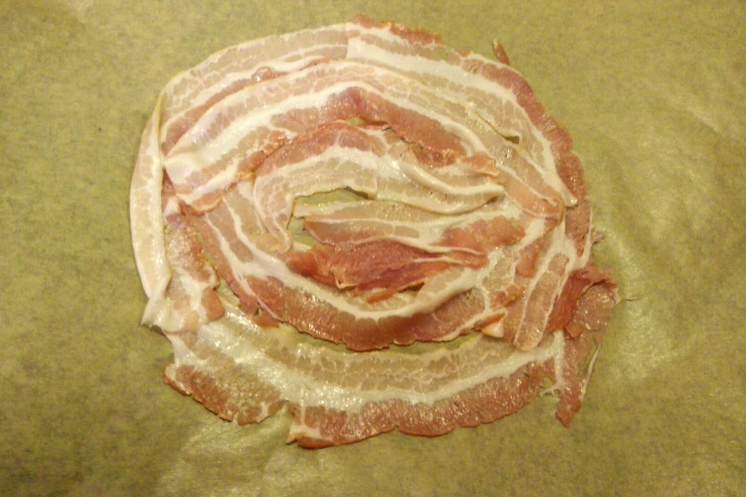 Pizza oder Minibaguette mit Speck, Ei, Quark, Schmand und Käse Bild