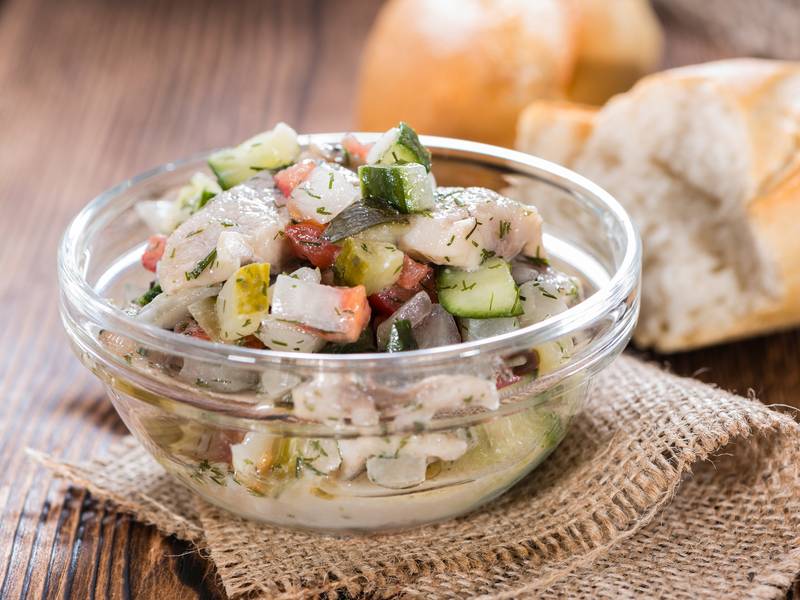 Heringssalat mit Gurke und Apfel