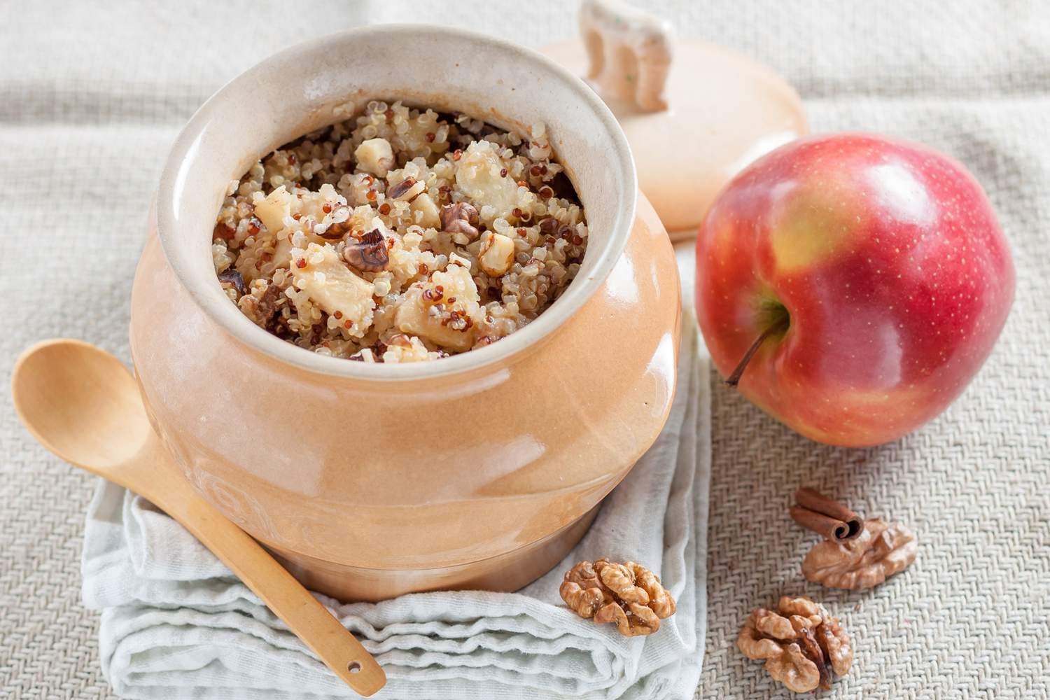 Quinoa Frühstück mit Apfel & Walnuss Bild