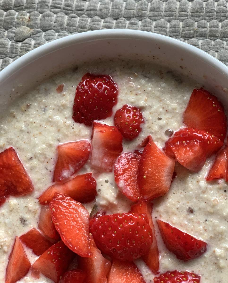 Haferflockenfrühstück mit Erdbeeren Bild