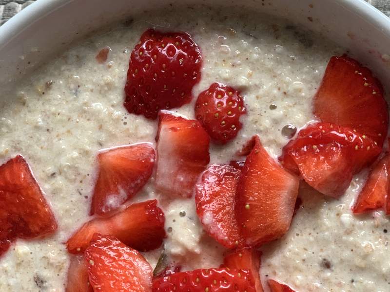 Haferflockenfrühstück mit Erdbeeren