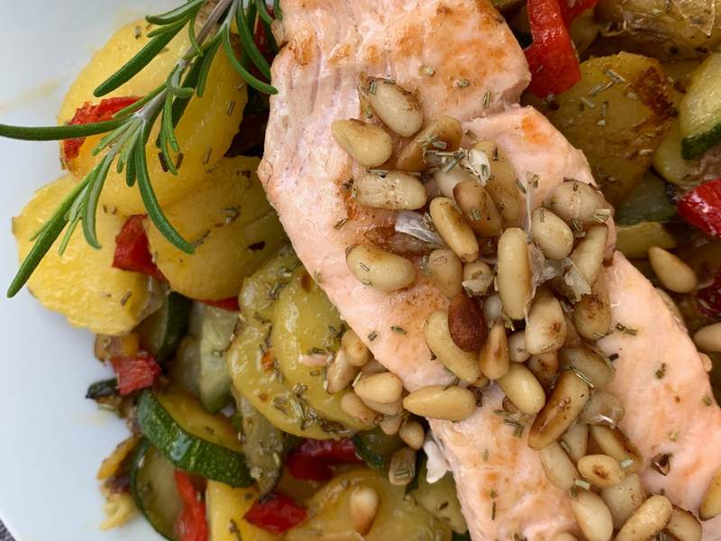 Lachs italienisch mit Kartoffeln und Gemüse 