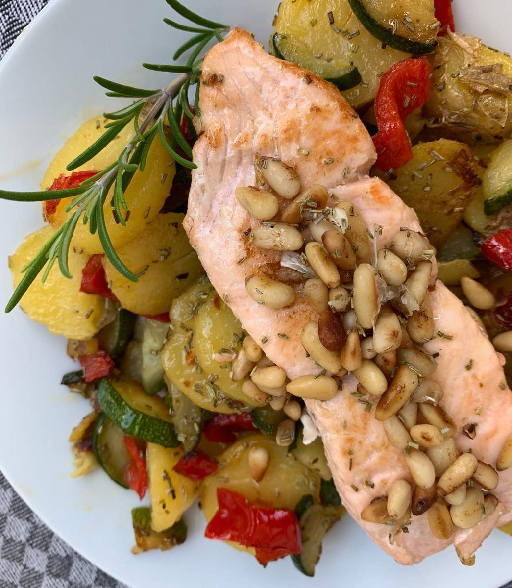 Lachs italienisch mit Kartoffeln und Gemüse  Bild