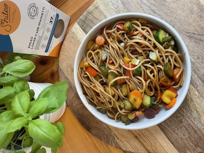 Konjaknudelpfanne mit Erdnuss-Dressing