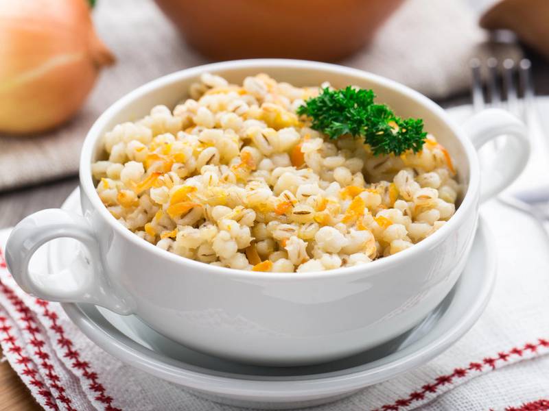 Milde Gerstenpfanne mit Karotten und Pastinake
