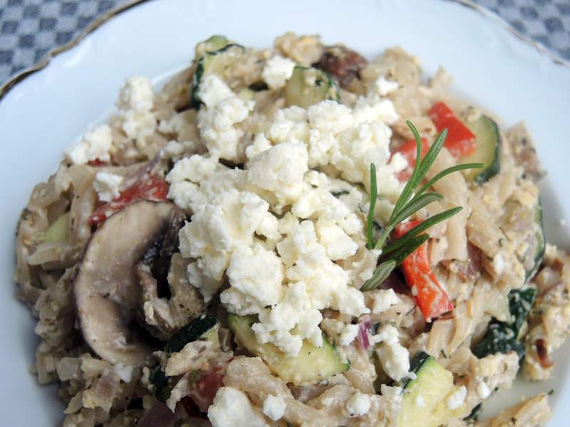 Gemüse-Nudelpfanne mit Feta