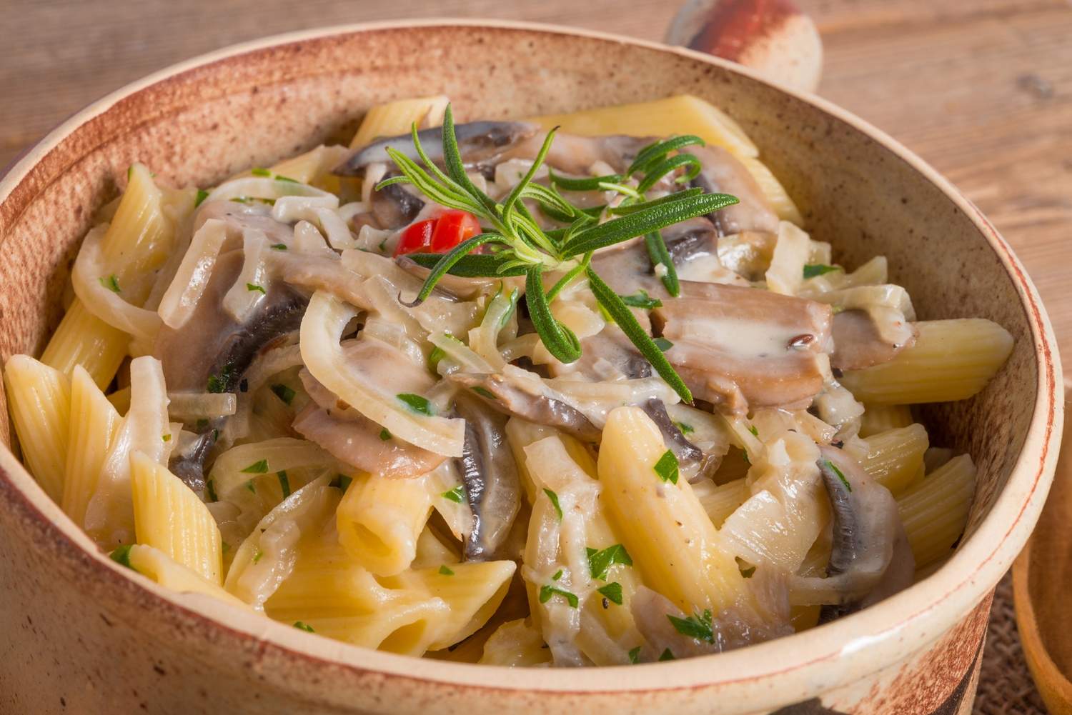 Pfanne mit Nudeln und Pilzen Bild