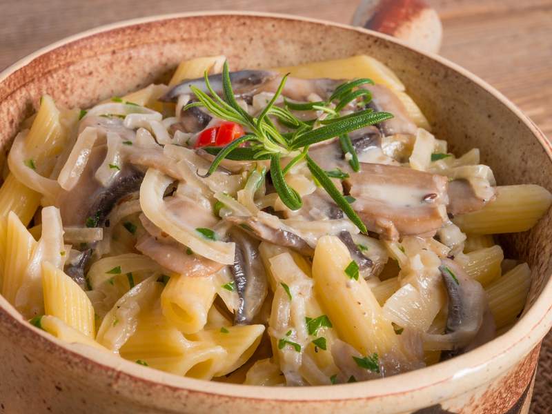 Pfanne mit Nudeln und Pilzen