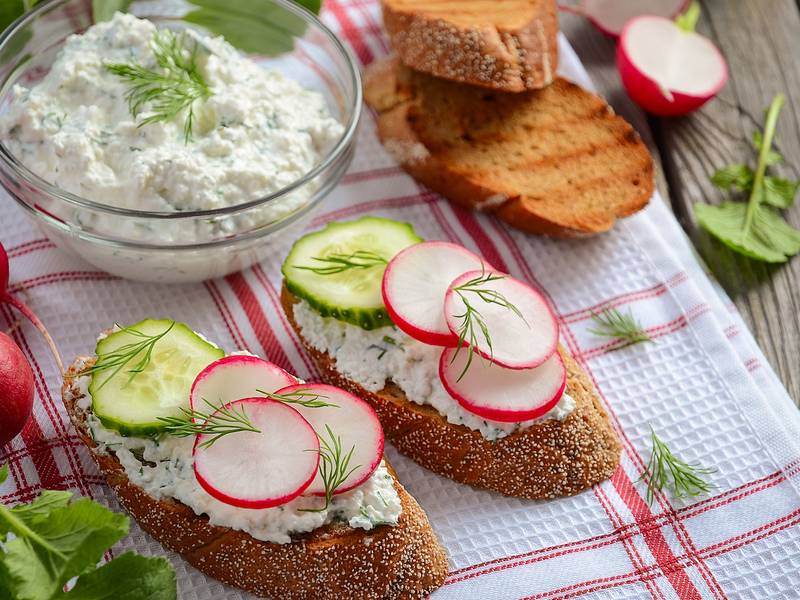 Hüttenkäse-Dill-Aufstrich auf Vollkornbaguette