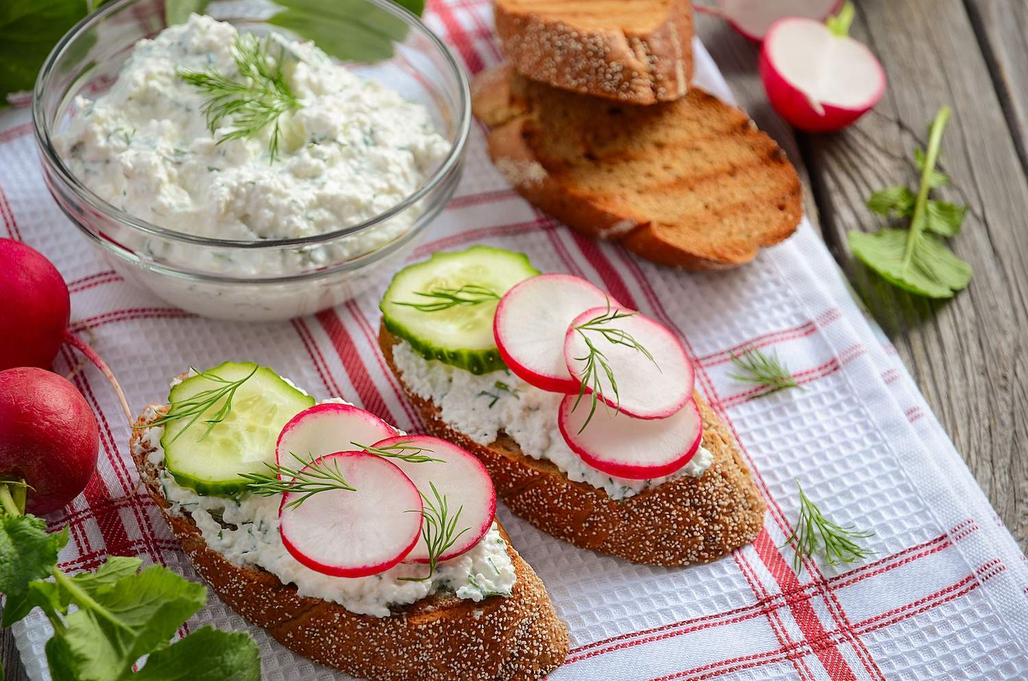 Hüttenkäse-Dill-Aufstrich auf Vollkornbaguette Bild