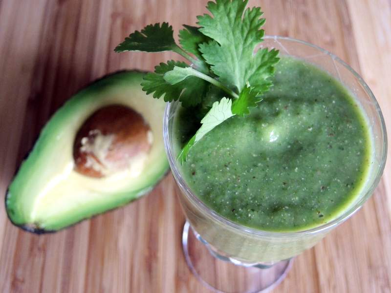  Grüner Smoothie mit Avocado, Gurke & Salat