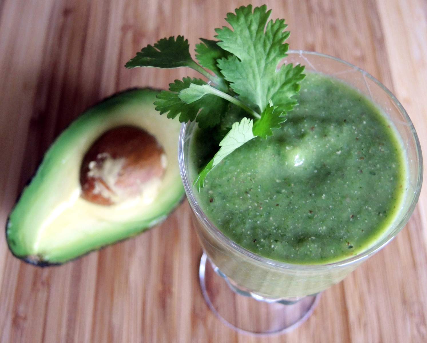  Grüner Smoothie mit Avocado, Gurke & Salat Bild