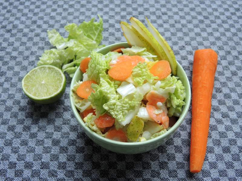 Chinakohlsalat mit Möhre und Birne