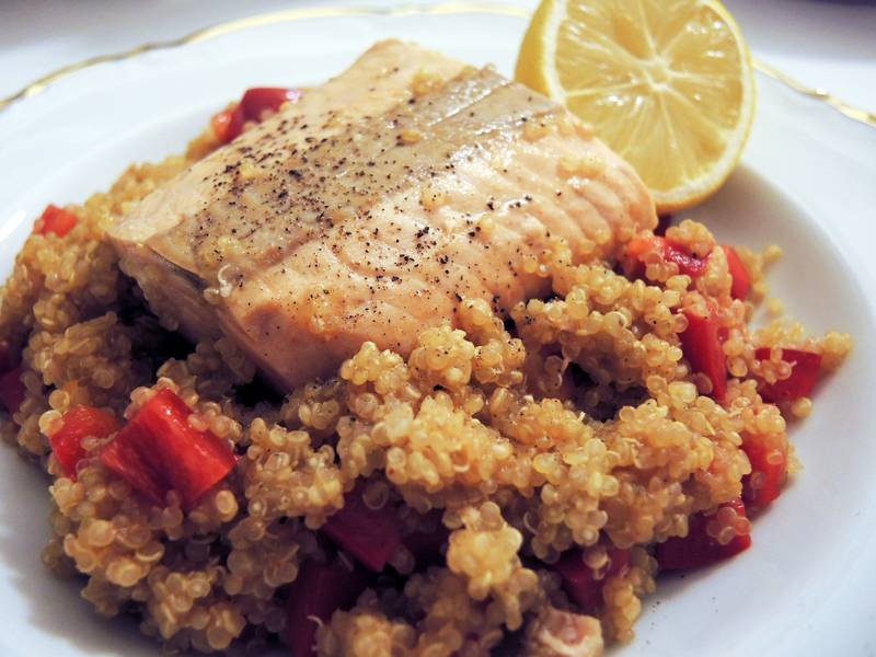 Lachsfilet auf Paprika-Quinoa