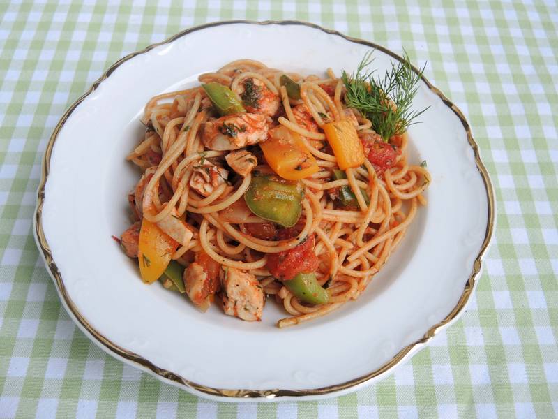 Lachs Vollkornspagetthi mit Paprika-Tomaten-Dill-Soße