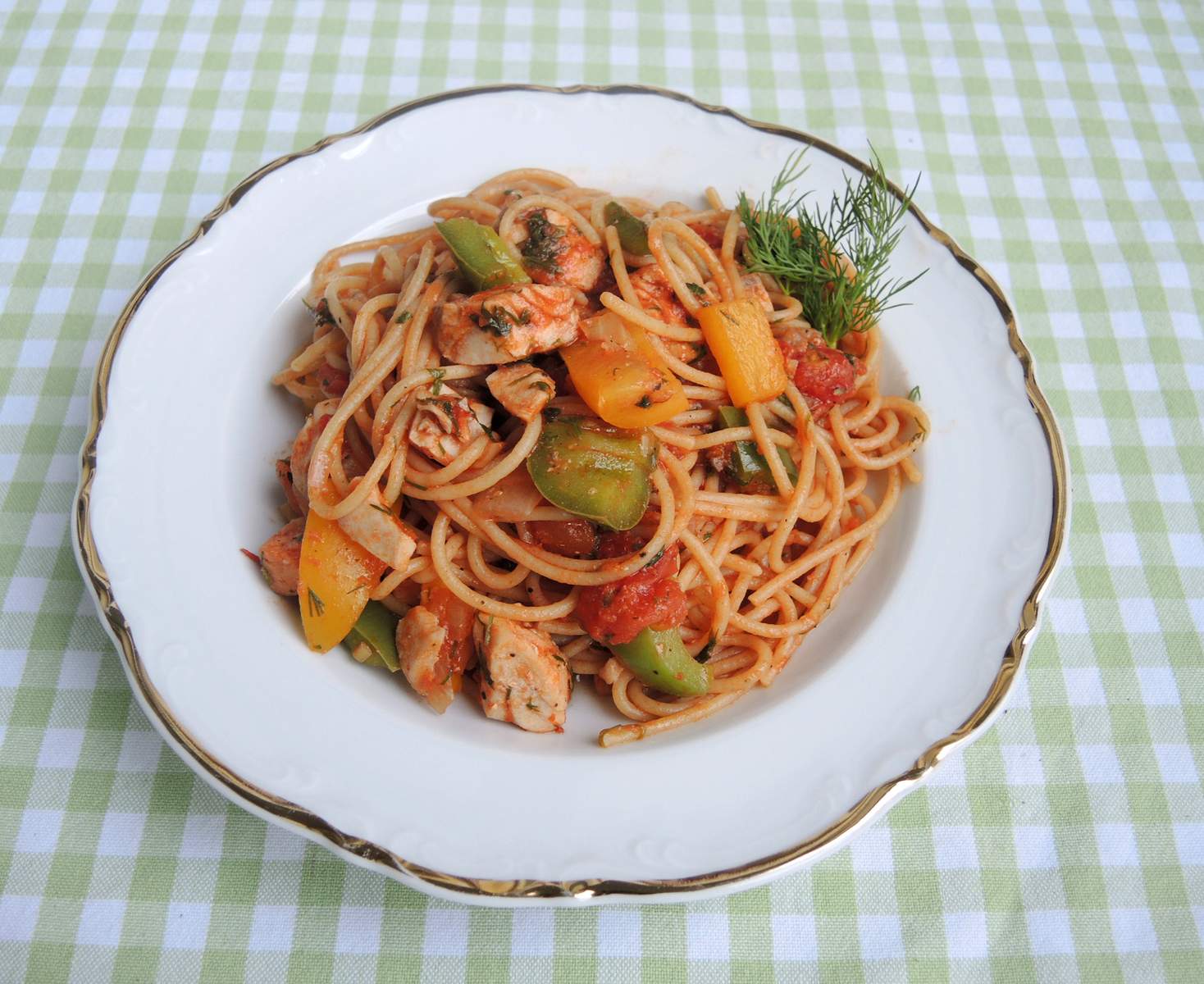 Lachs Vollkornspagetthi mit Paprika-Tomaten-Dill-Soße Bild