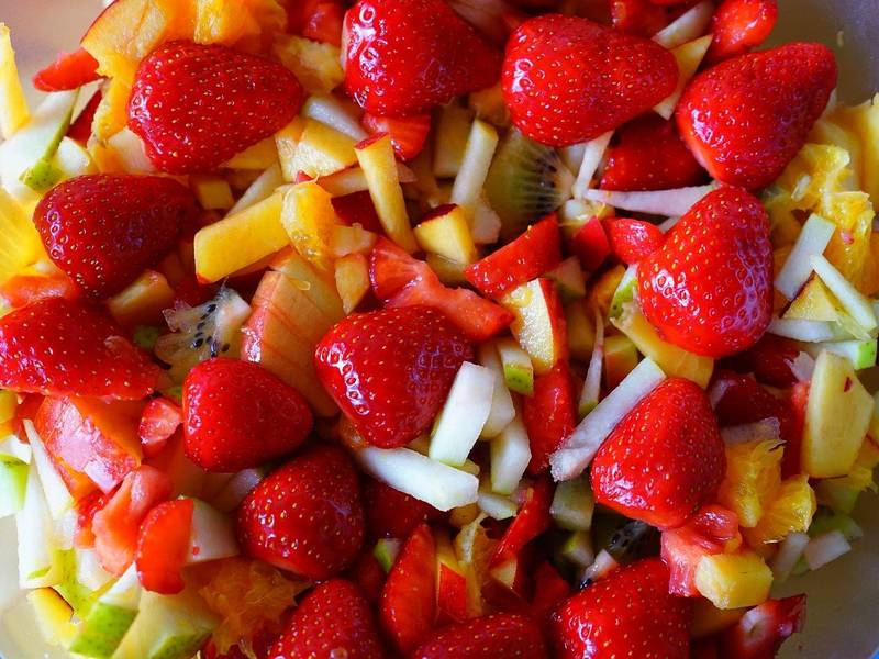 Obstsalat mit Nüssen
