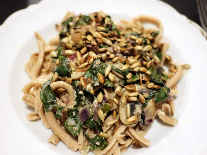 Vollkornspätzle mit Mangold & Champignon Soße