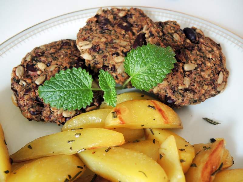 Vegane Bratlinge (Kidneybohnen) mit Rosmarinkartoffeln
