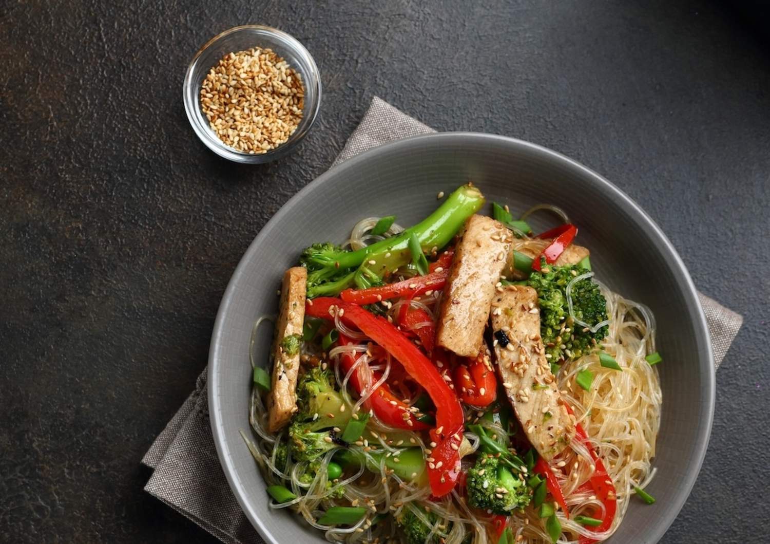 Aromatische Konjaknudel-Pfanne mit Tofu Bild