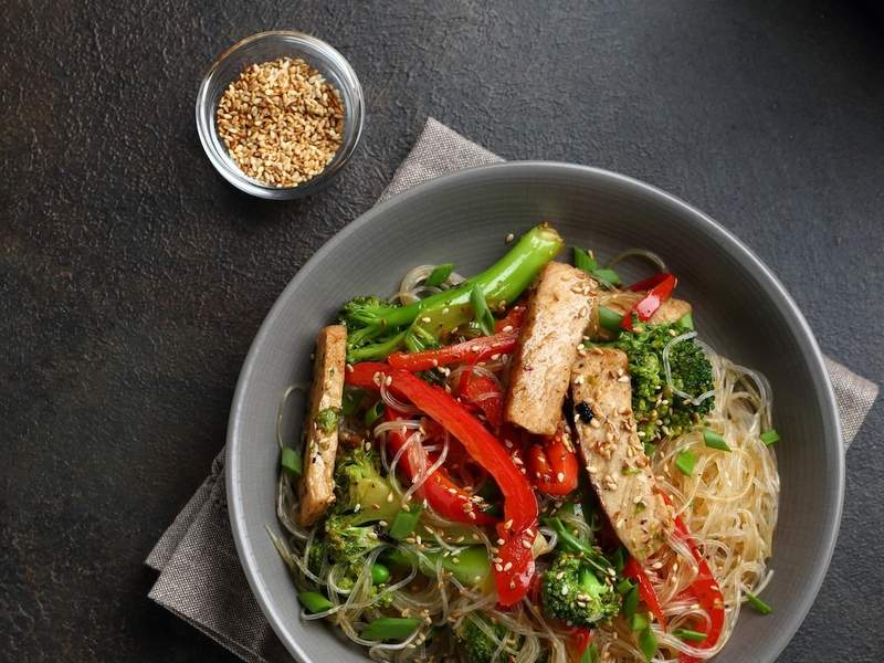 Aromatische Konjaknudel-Pfanne mit Tofu