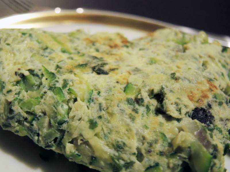 Zucchini-Omlette mit frischem Basilikum