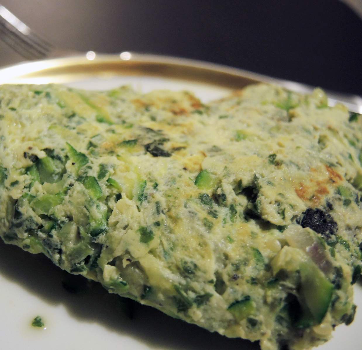 Zucchini-Omlette mit frischem Basilikum Bild
