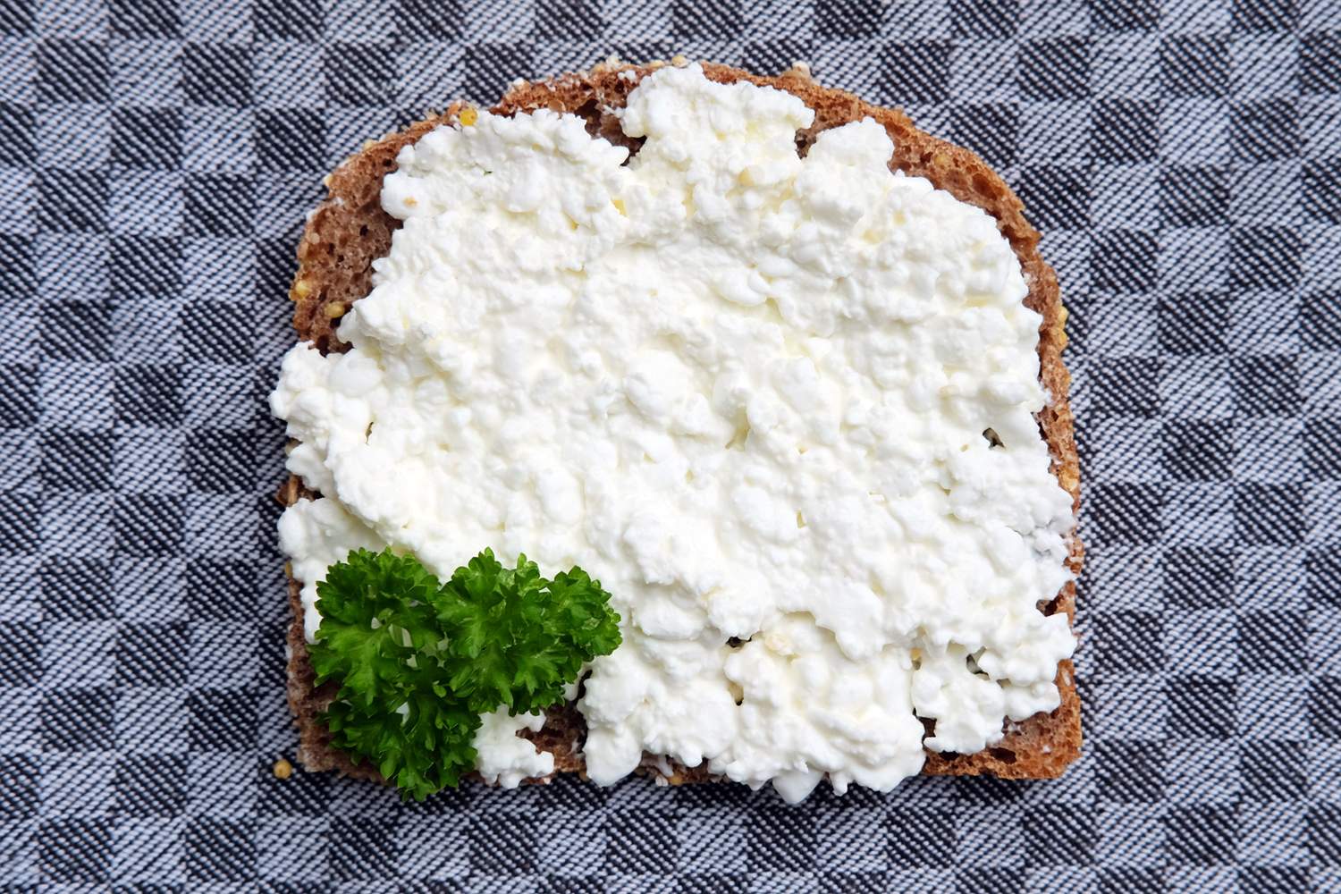Dinkelvollkornbrot mit Hüttenkäse Bild
