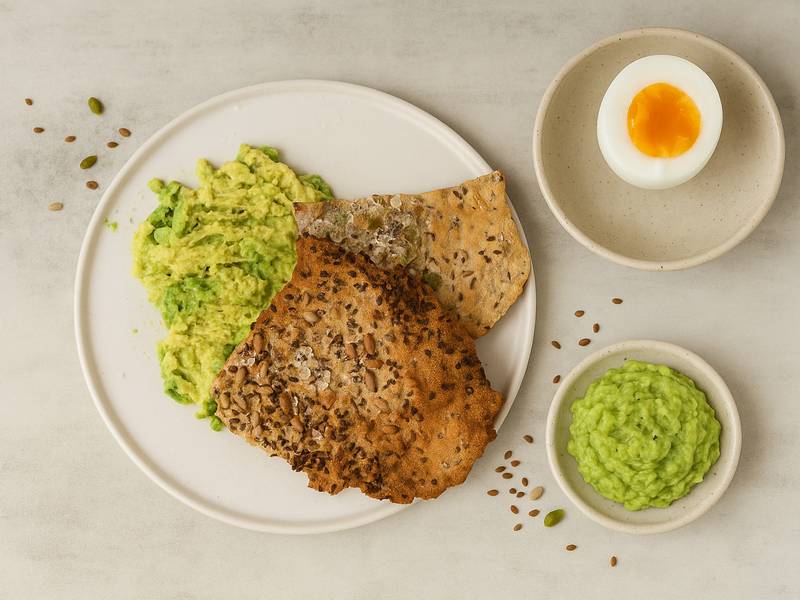 Kichererbsen-Samen-Cracker mit Avocado