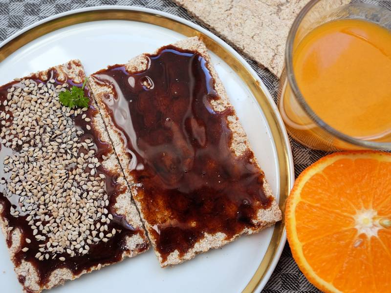 Vollkornknäcke mit Sesam und Zuckerrübensirup