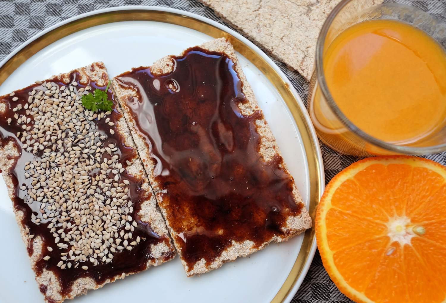Vollkornknäcke mit Sesam und Zuckerrübensirup Bild