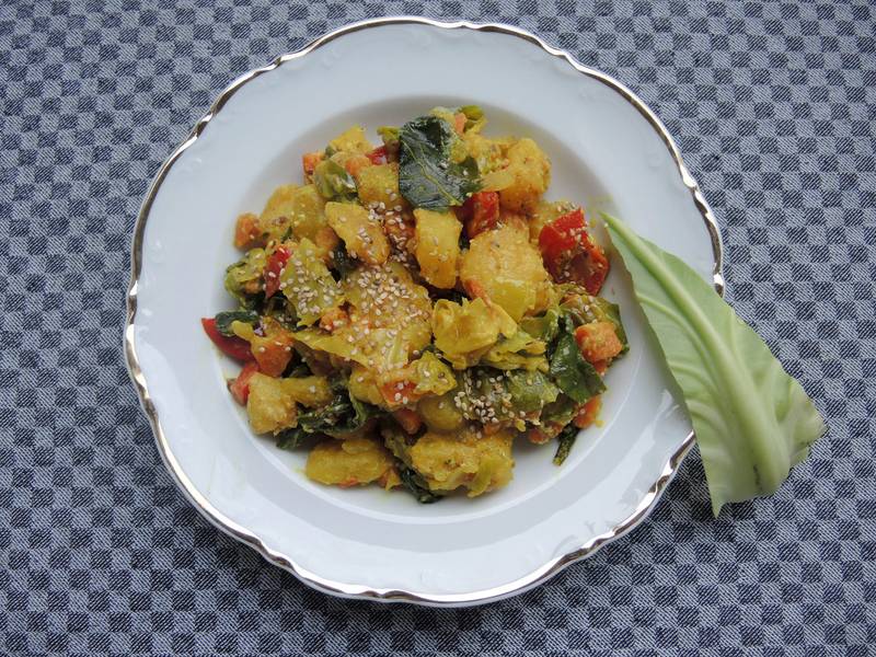 Curry-Kurkuma-Spitzkohlpfanne mit Kartoffeln