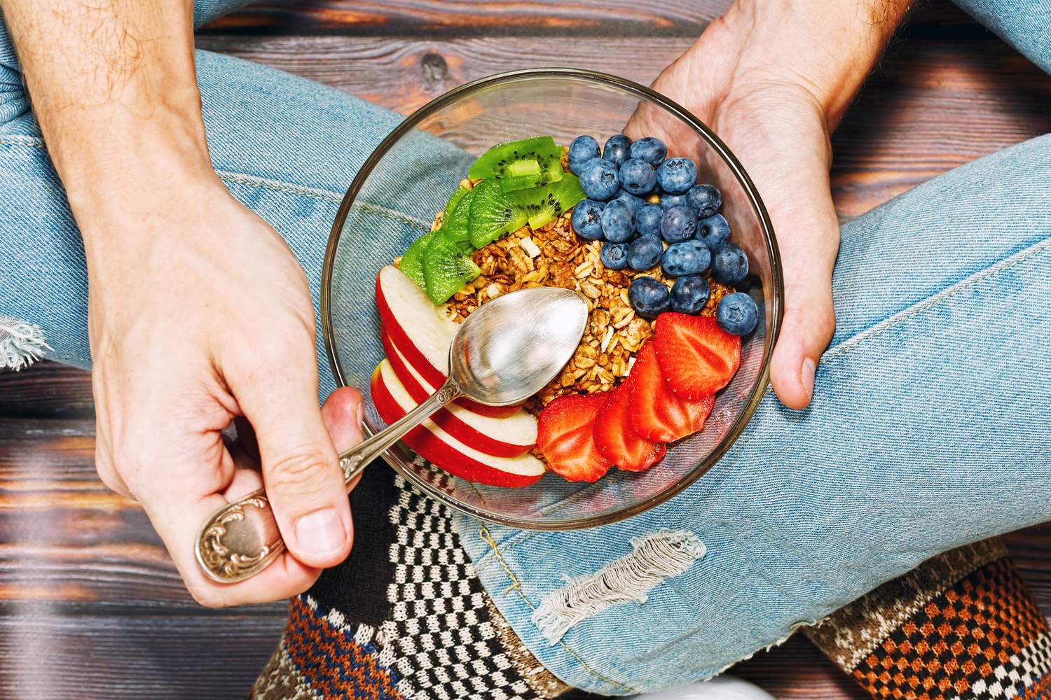 Obstsalat mit Erdbeeren und Erdmandelflocken Bild