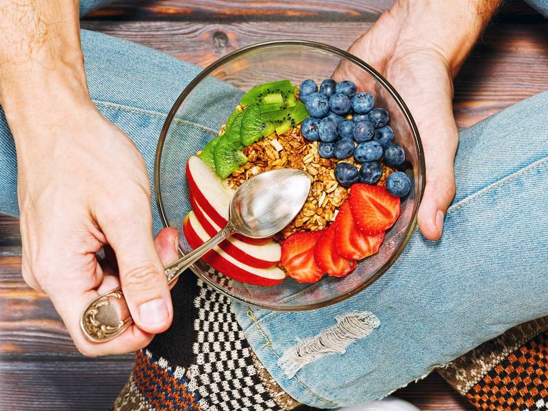 Obstsalat mit Erdbeeren und Erdmandelflocken