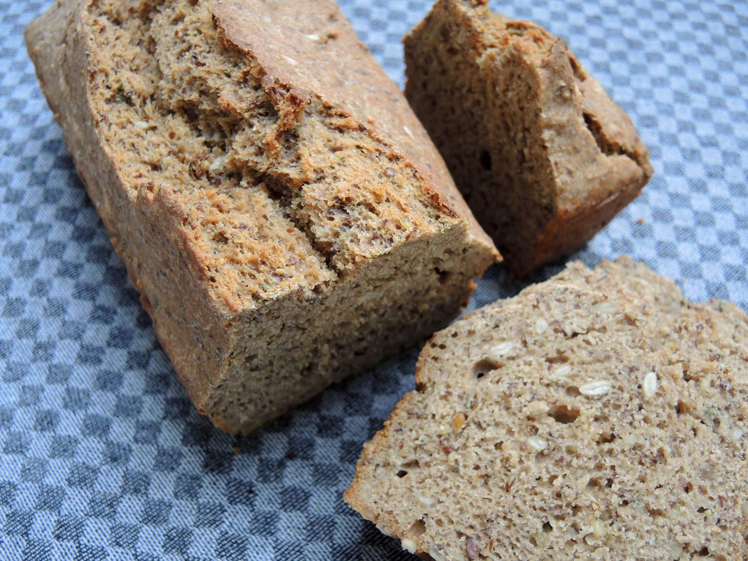 Dinkel-Maisbrot mit Kräutern und Sonnenblumenkernen Bild