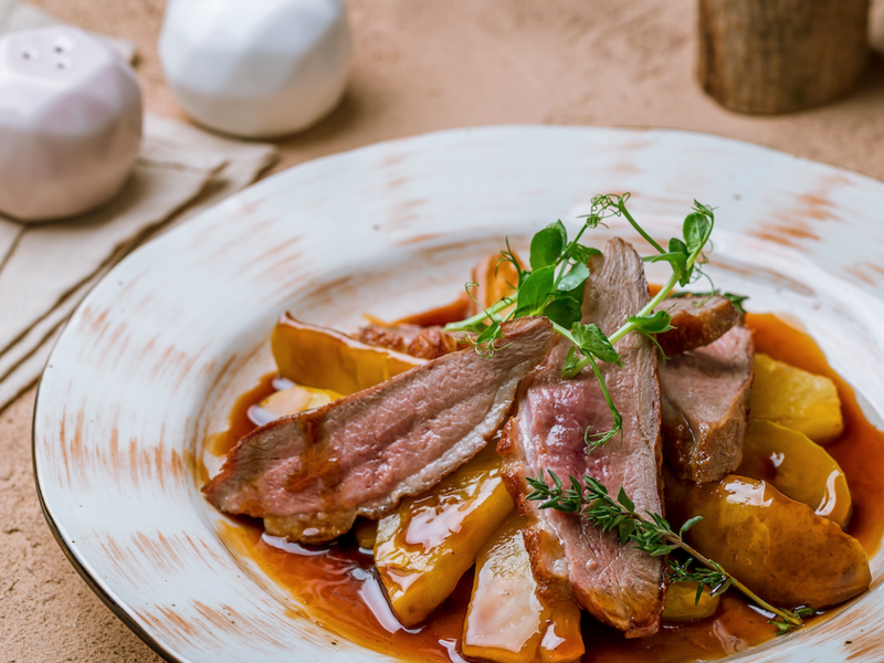 Knusprige Entenbrust mit Schokoladen-Chili-Soße
