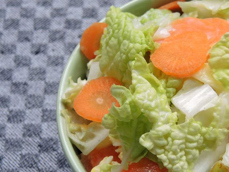 Chinakohlsalat mit Möhre und Apfel