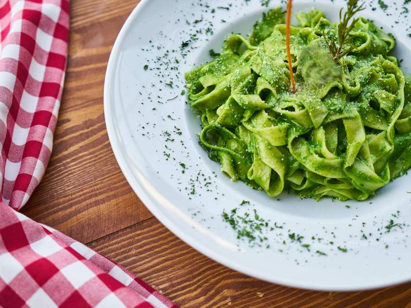Histaminarme Nudeln mit Basilikum-Spirulina-Pesto