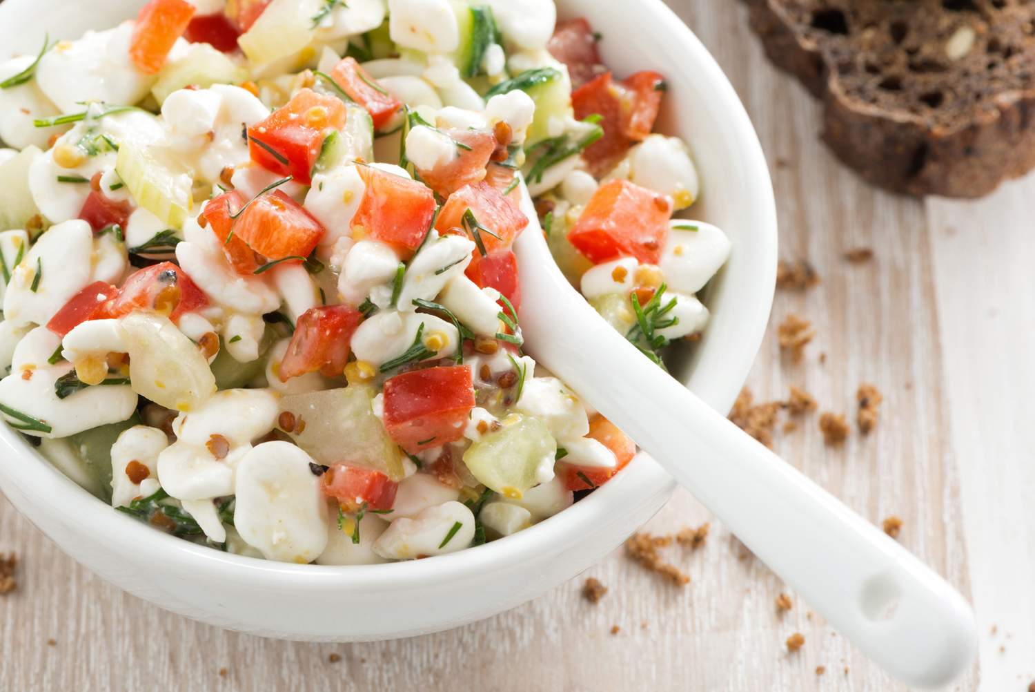 Hüttenkäse Salat mit Paprika und Gurke Bild