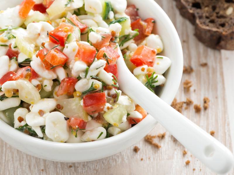 Hüttenkäse Salat mit Paprika und Gurke