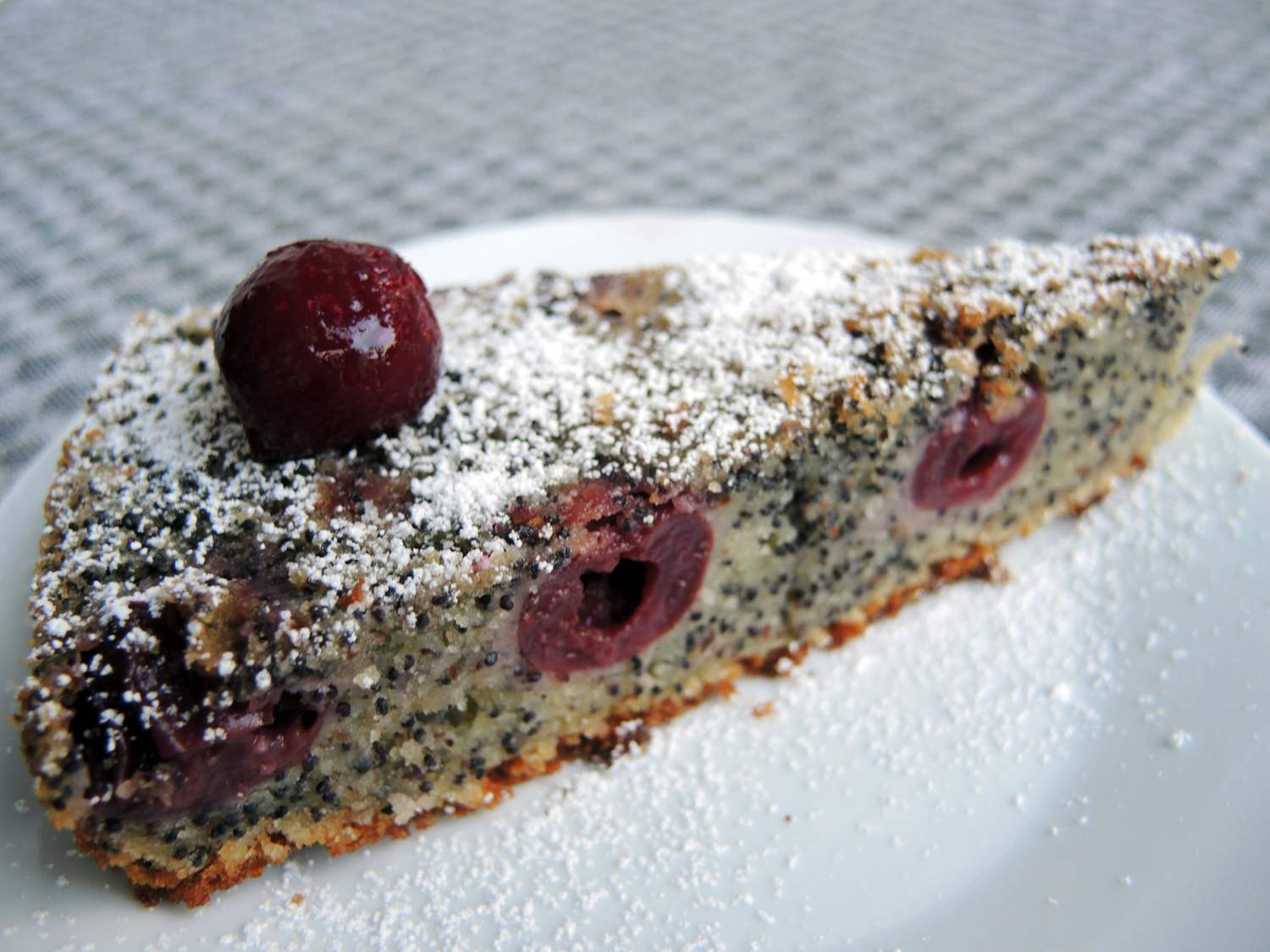 Mohnkuchen mit Kirschen Bild