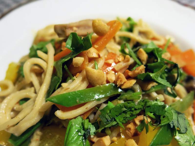 Thai-Nudelpfanne mit Erdnuss-Kokosmilch-Soße