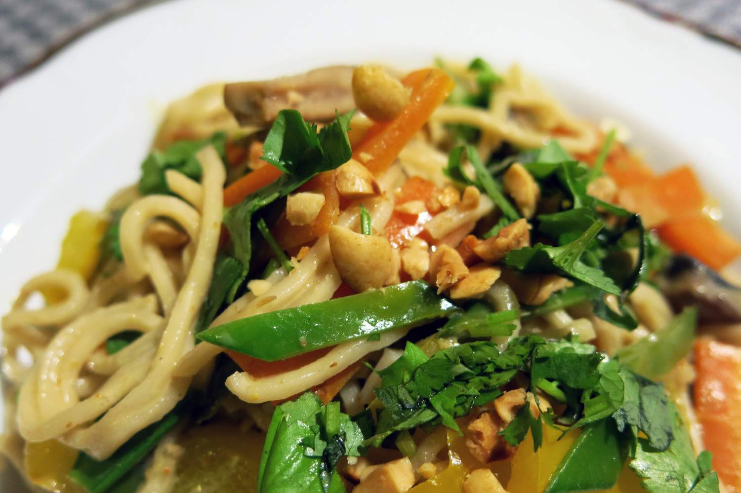 Thai-Nudelpfanne mit Erdnuss-Kokosmilch-Soße Bild