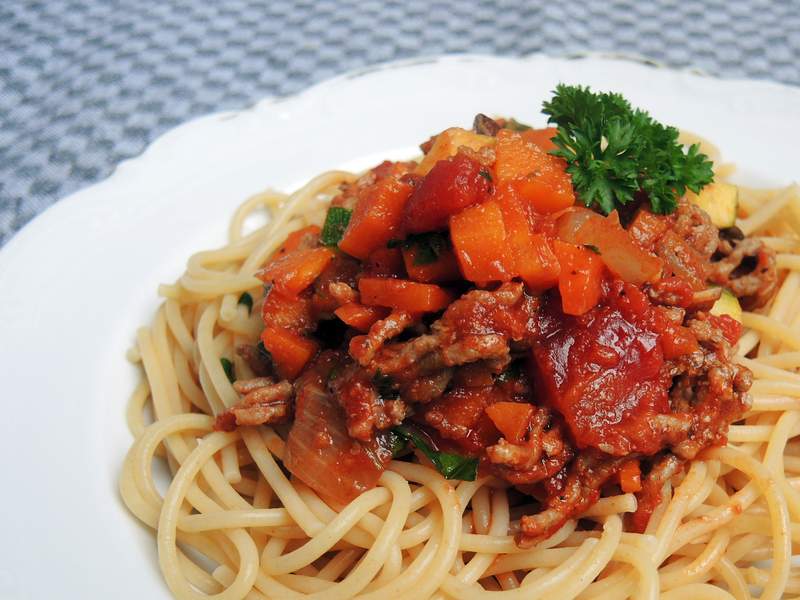 Paprika-Bolognese mit Dinkelspaghetti