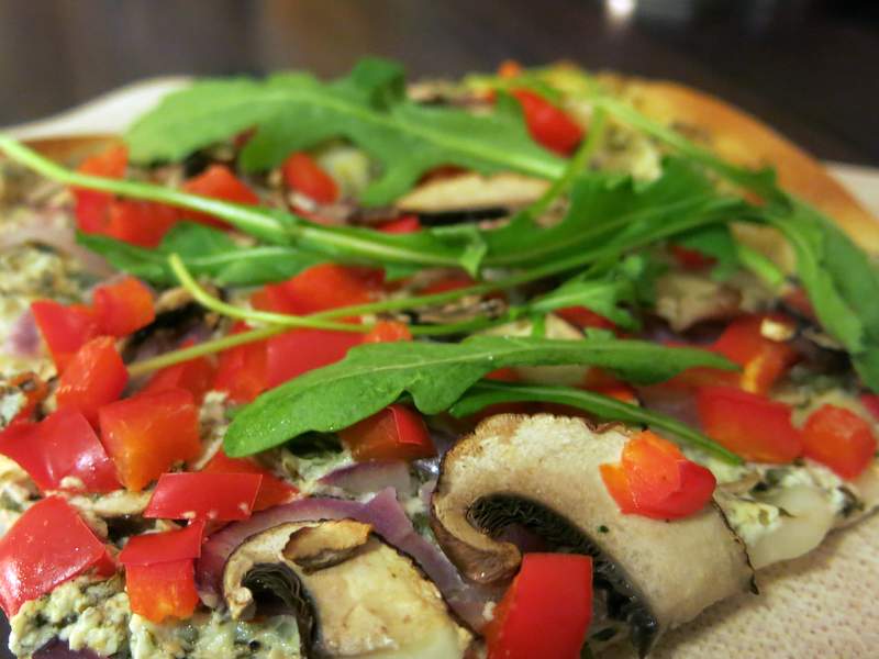 Glutenfreier Flammkuchen mit Gemüse + Rucola