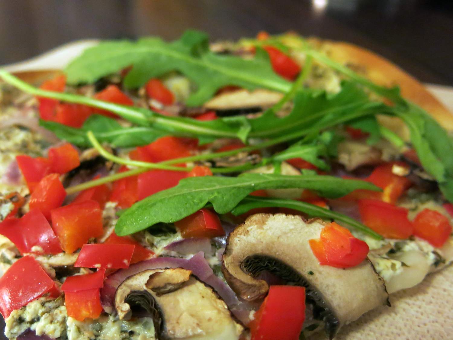 Glutenfreier Flammkuchen mit Gemüse + Rucola Bild